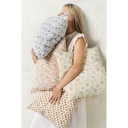 Ib Laursen - Pudebetrk Antonia beige m/brune og rde blomster 50 x 50 cm.