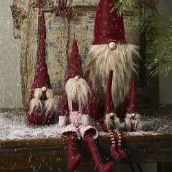 Speedtsberg - Kaj &amp; Line Nisser med ben - rd 2 varianter 20cm filt - 1 stk.