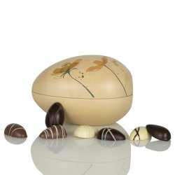 Tr�kasse med p�skel�kkerier, krus og te