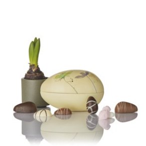 Cocoture 300g marcipan�g, fyldte chokolade�g & p�skeskum i gult metal�g med blomster