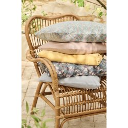 Ib Laursen -  Pudebetr�k bl� med off white, r�de, bl� og rosa blomster - 60x60 cm.