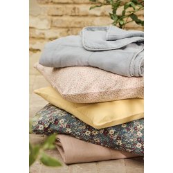 Ib Laursen -  Pudebetr�k bl� med off white, r�de, bl� og rosa blomster - 60x60 cm.