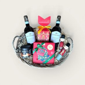 Gavekurv i bast med rdvin, julegarder og masser af juleslik