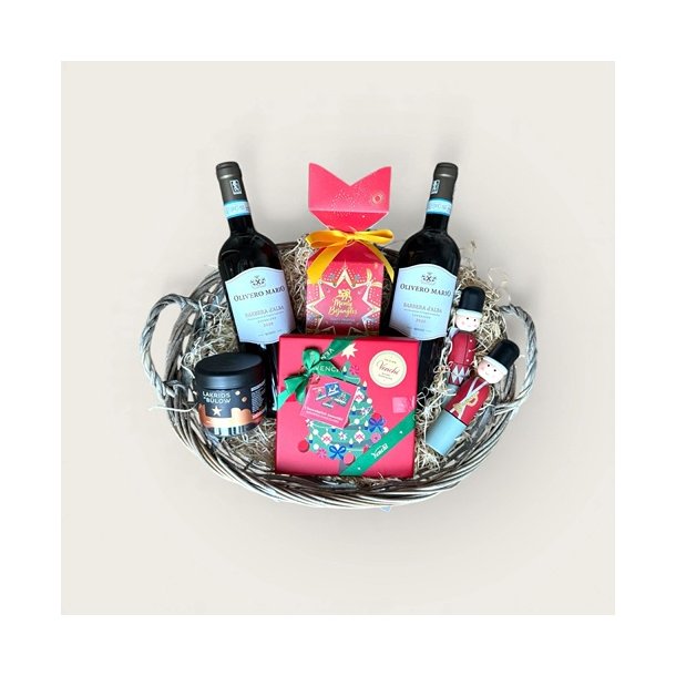 Gavekurv i bast med rdvin, julegarder og masser af juleslik