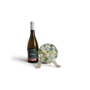 Hvidvin og 400g l�kkerier i hatte�ske