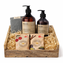 L�kker Bloomingville tr�bakke med Meraki, h�ndkl�de og chokolade