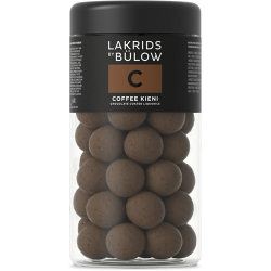 Kaffekurv med krus, servietter, skilt og godter