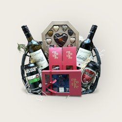 Stor bastkurv med vin, �l og julegodter