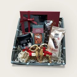 Gavekurv i bast fyldt med julelkkerier