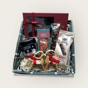 Gavekurv i bast fyldt med julelkkerier