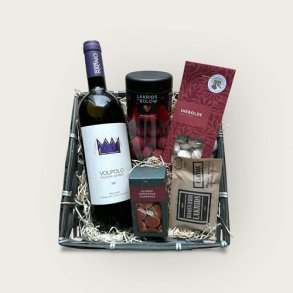 Gavekurv med god rdvin og julelkkerier 