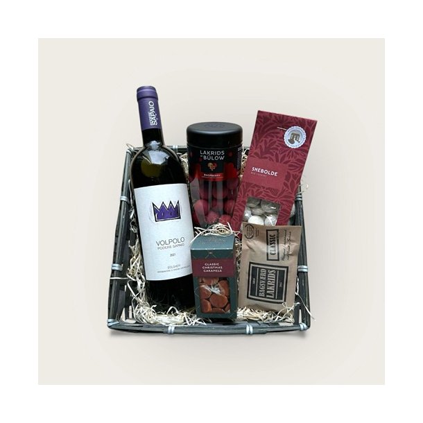 Gavekurv med god rdvin og julelkkerier 