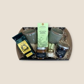 Gavekurv med te, krus og sde delikatesser