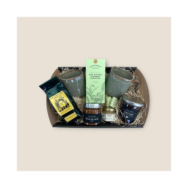 Gavekurv med te, krus og sde delikatesser