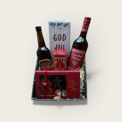 God jul gavekurv med glgg, dsel og lkkerier. Pakket i bastkurv
