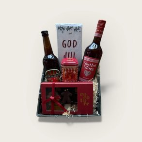 God jul gavekurv med glgg, dsel og lkkerier. Pakket i bastkurv