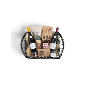 L�kker gavekurv i bast med vin og danske l�kkerier