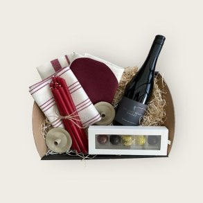 Hygge med r�dvin, viskestykke, lys og s�de l�kkerier