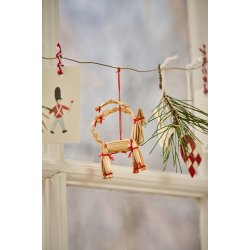 Gavekurv i bast fyldt med julelkkerier