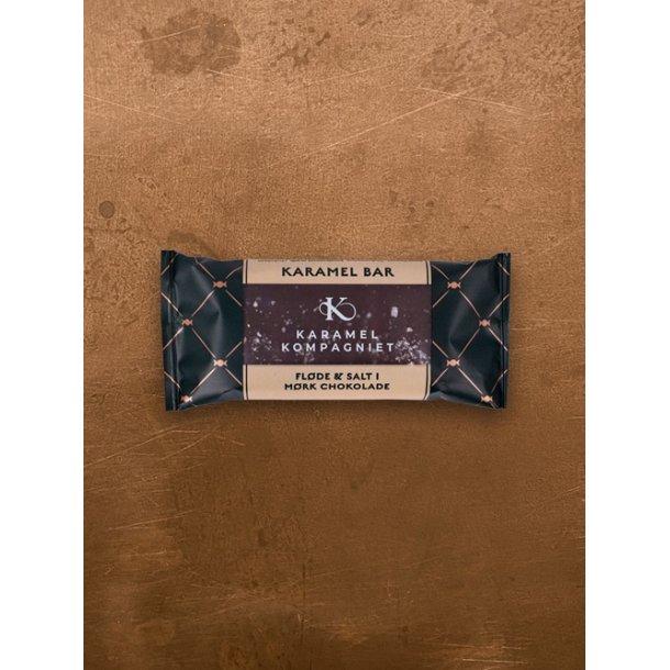 Karmel Kompaniet -  Karamel bar med flde &amp; salt i mrk chokolade 50g