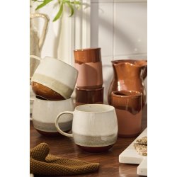 Kaffekurv med krus, servietter, skilt og godter