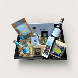 Luksus gavekurv med god vin, gin, kaffe og masser af lkkerier