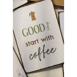 Kaffekurv med krus, servietter, skilt og godter