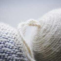 House Doctor Julekugle, Yarny, Off-white / Brun melange , 2 varianter, 1 stk.