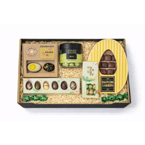 L�kker gavekurv med chokolade, lakrids og andre l�kkerier.