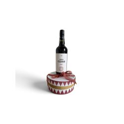 Portvin og 400g l�kkerier i hatte�ske