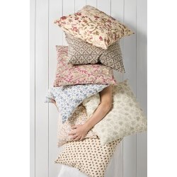 Ib Laursen - Pudebetrk Adele beige med lilla og rosa blomster 50x50 cm.