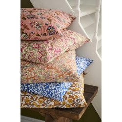 Ib Laursen Pudebetrk Amanda coral almond med bl blomster 50 x 50 cm.