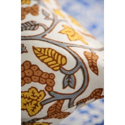 Ib LaursenPudebetrk Annika hvid med gr, gule og orange vinranker 50 x 50 cm.