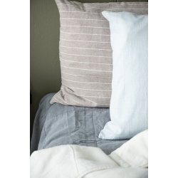 Ib Laursen Pudebetrk lysebl med tynde beige striber 50x70 cm