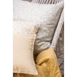 Ib Laursen Pudebetrk med sart gule, lyslilla, off white og grnne blomster 60 x 60 cm.