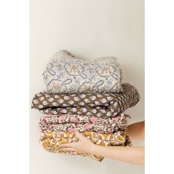 Ib Laursen - Quilt med blt, brunt og sandfarvet paisleymnster - 130 x 180 cm