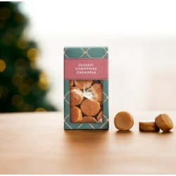 Gavekurv i bast fyldt med julelkkerier