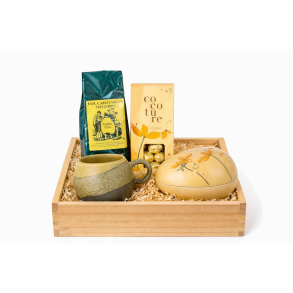 Tr�kasse med p�skel�kkerier, krus og te