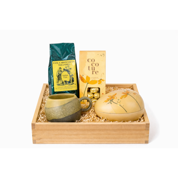 Tr�kasse med p�skel�kkerier, krus og te