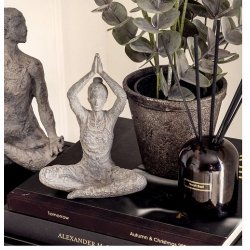 Speedtsberg - Yoga dame 2 forskellige - 1 stk. 18 cm