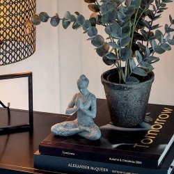 Speedtsberg - Yoga dame 2 forskellige - 1 stk. 18 cm