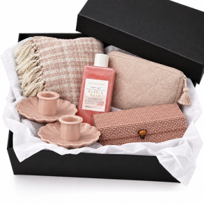 Gavekasse med plaid, stager, toilettaske, s�be osv. - 1 stk tilbage