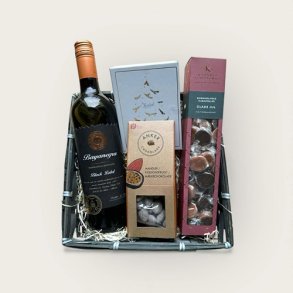 Gavekurv med rdvin, chokolade, karamel og ndder