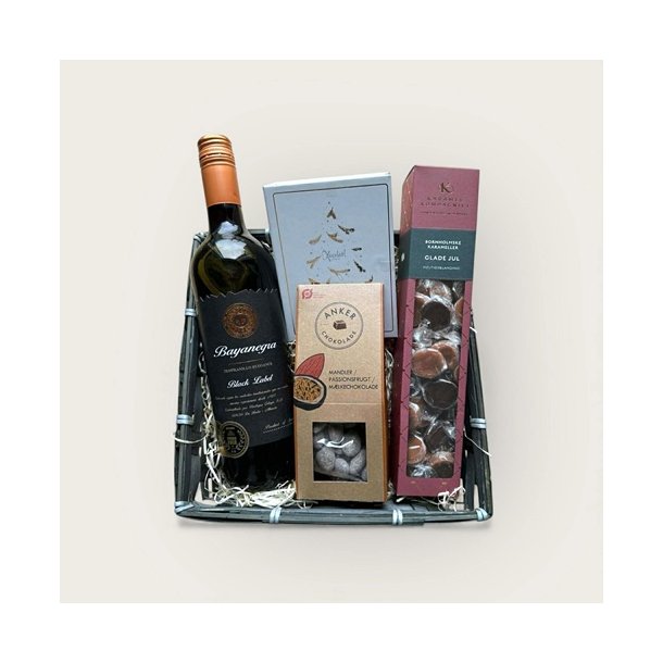 Gavekurv med rdvin, chokolade, karamel og ndder