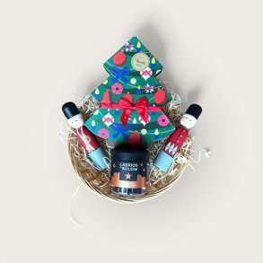 Gavekurv i bast med chokolade, lakrids og julepynt