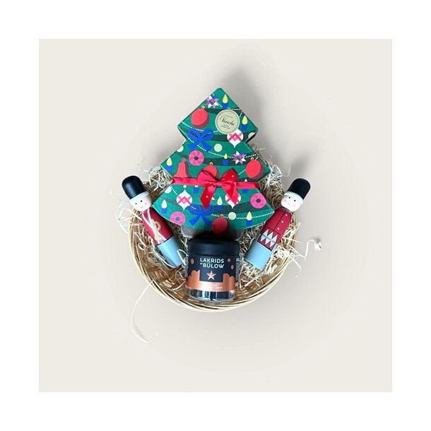 Gavekurv i bast med chokolade, lakrids og julepynt