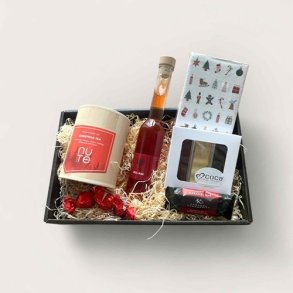 Julekurv med te, julelikr, servietter og chokolade