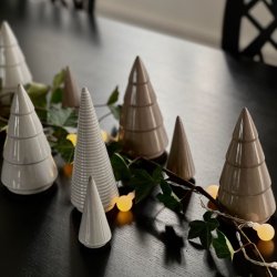 Ib Laursen Juletr porceln kegleformet 9 cm grbrun