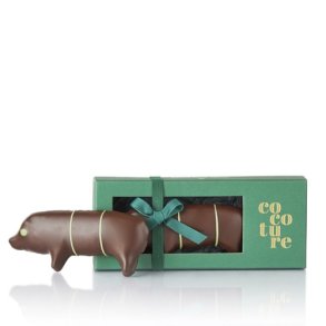Ca. 80g. marcipangris med pistacie, m�rk chokolade  i gr�n Cocoture �ske