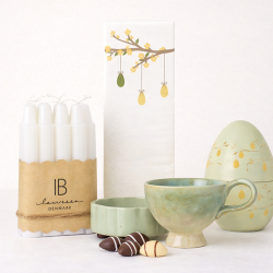 V�rtindegaven til p�ske - med lys, stage, servietter, krus og chokolade